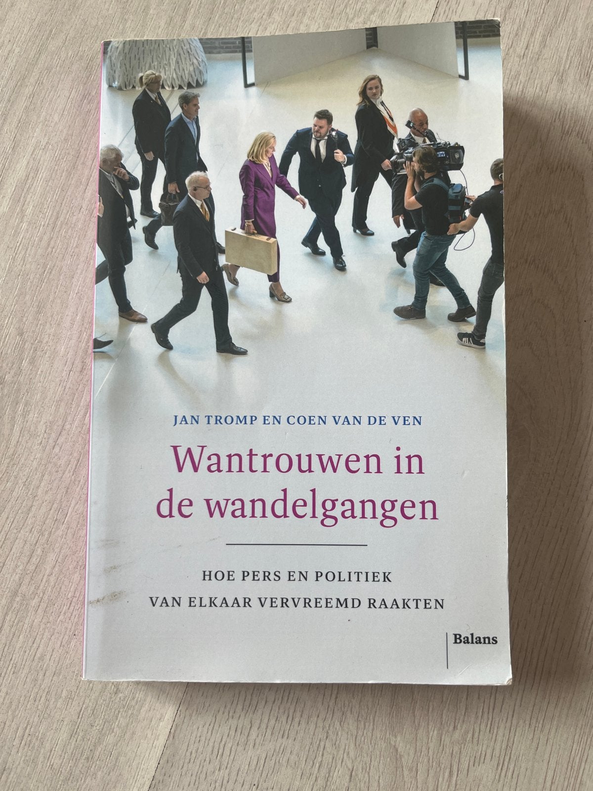Wantrouwen in de wandelgangen - Jan Tromp en Coen van de Ven, Ophalen of Verzenden, Gelezen, Nederland