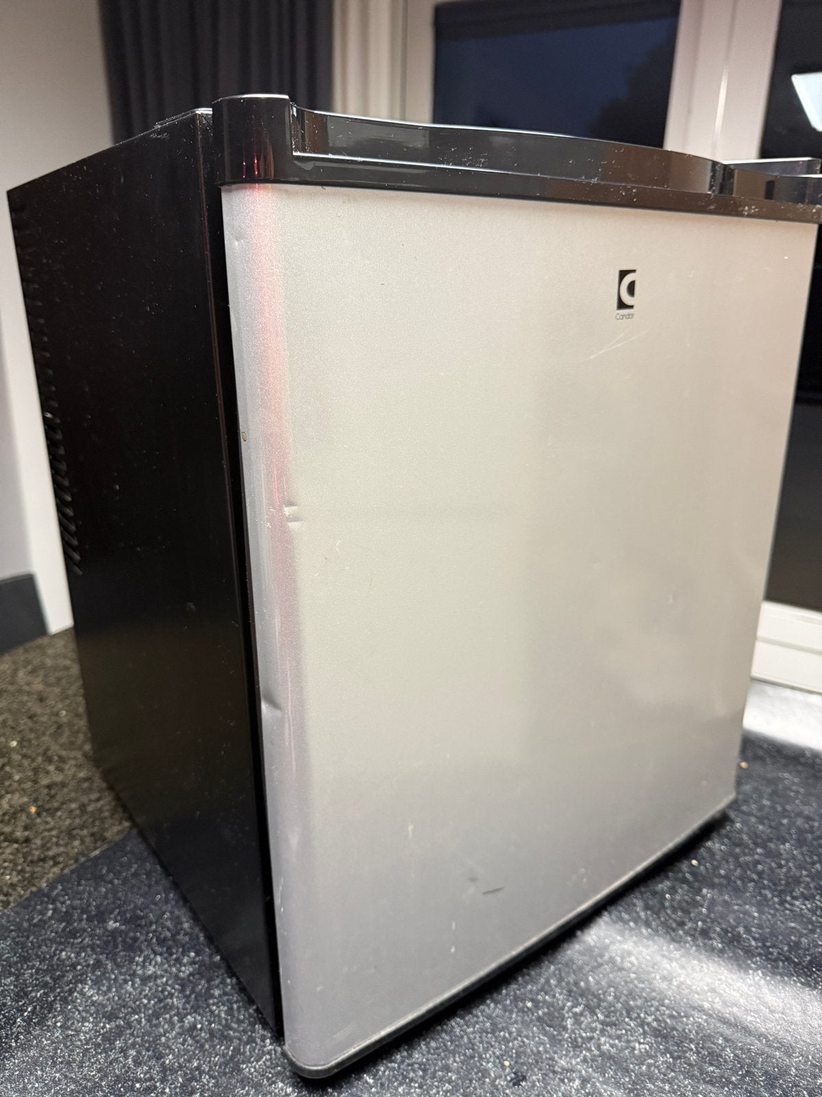 Compacte minibar koelkast - 50cm hoog, lichtgewicht, Witgoed en Apparatuur, Koelkasten en IJskasten, Ophalen, Minder dan 75 liter