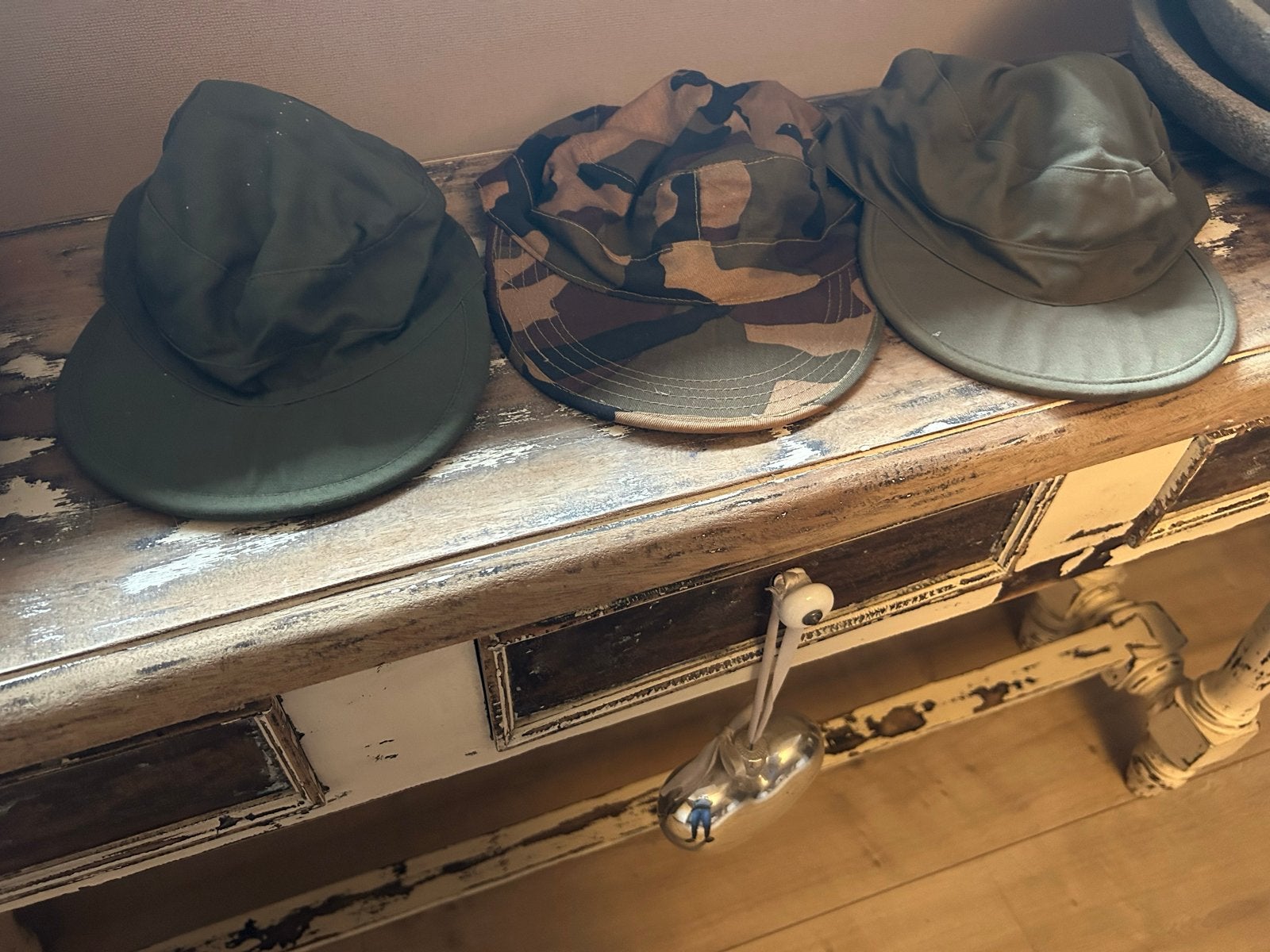 3 Vintage Militaire Petten - Camouflage & Effen Groen, Ophalen of Verzenden