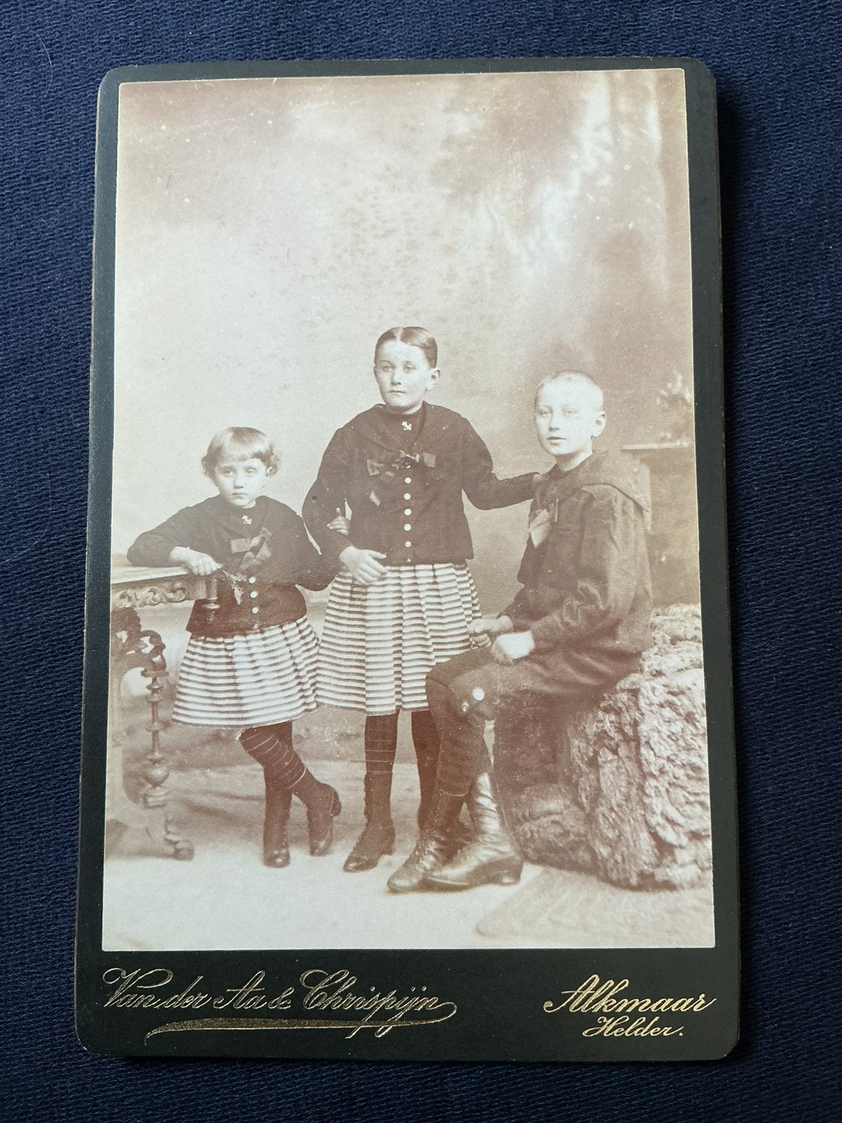 Kabinetfoto, Broer/zusjes, VAN DER AA & CHRISPIJN, ALKMAAR, Gebruikt, Foto, Ophalen of Verzenden, Voor 1940