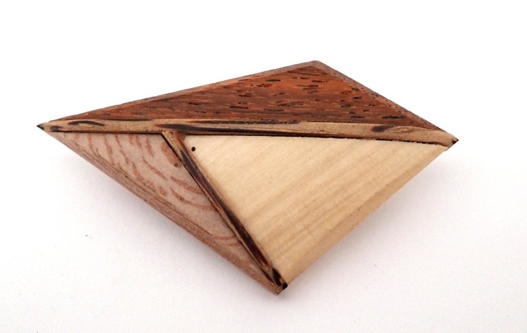 Artistieke houten broche, Overige materialen, 4 tot 7 cm, Bruin, Verzenden