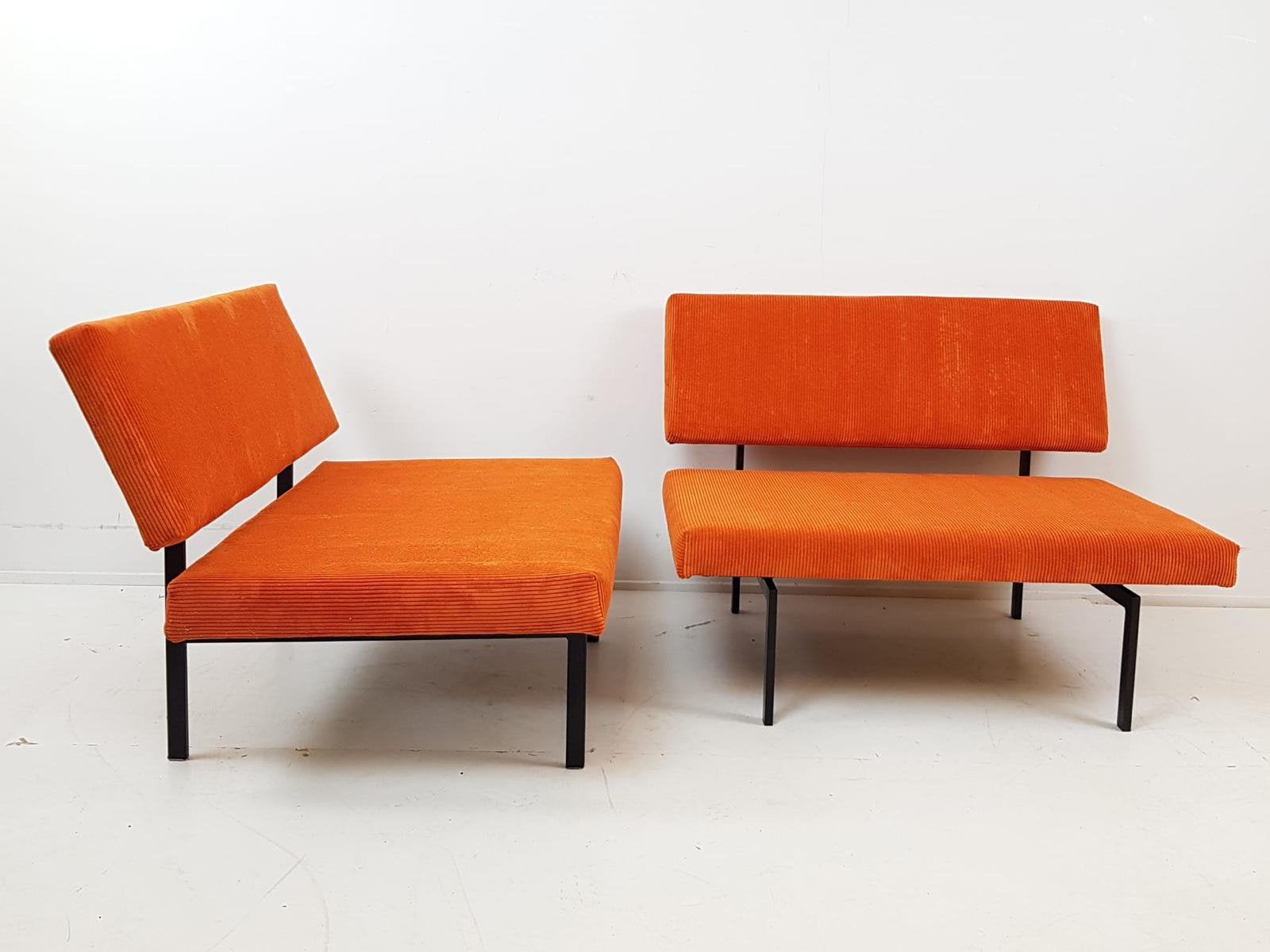 2 vintage Pastoe bankjes oranje rib | Love seats orange, Modern vintage, Pastoe, ., 75 tot 100 cm
