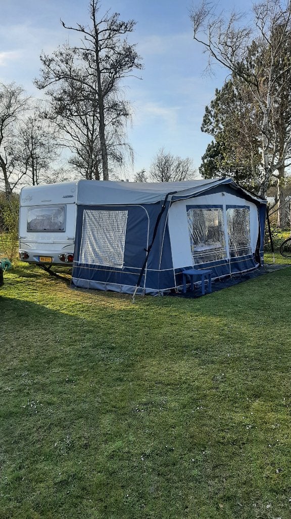 Volledig ingerichte caravan FENDT Saphir 470 / 2004, Omvormbare zithoek, Rondzit, Ringverwarming, Particulier