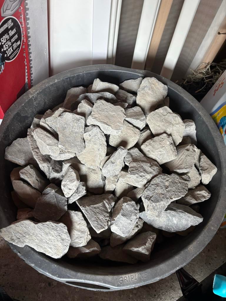Emmer (40 liter) met grijze sierstenen, Ophalen, Overige materialen, Gebruikt, Split