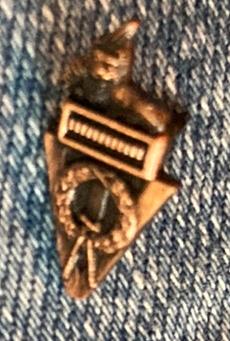 Brons kleurige Militairia kleine gedenkpin pin, Ophalen of Verzenden, Landmacht, Nederland, Embleem of Badge