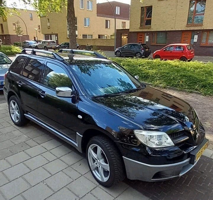 Foto 8 van Mitsubishi Outlander 2.0 MPI 2WD 2006 Zwart