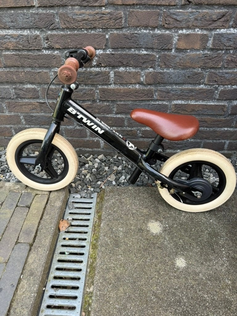 B'Twin Run Ride 100 Loopfiets Zwart/Bruin, Kinderen en Baby's, Ophalen, Gebruikt, Loopfiets