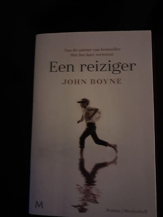 een reiziger - John Boyne, Boeken, Ophalen of Verzenden, Zo goed als nieuw