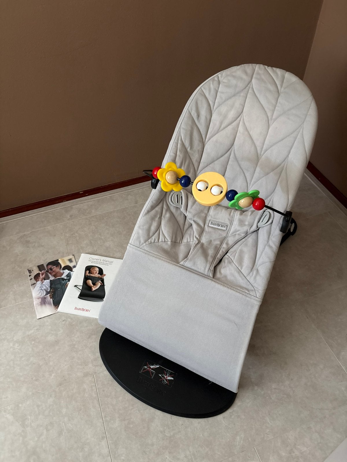 Baby bjorn wipstoel bliss zandgrijs met speelboog, Ophalen of Verzenden, Zo goed als nieuw