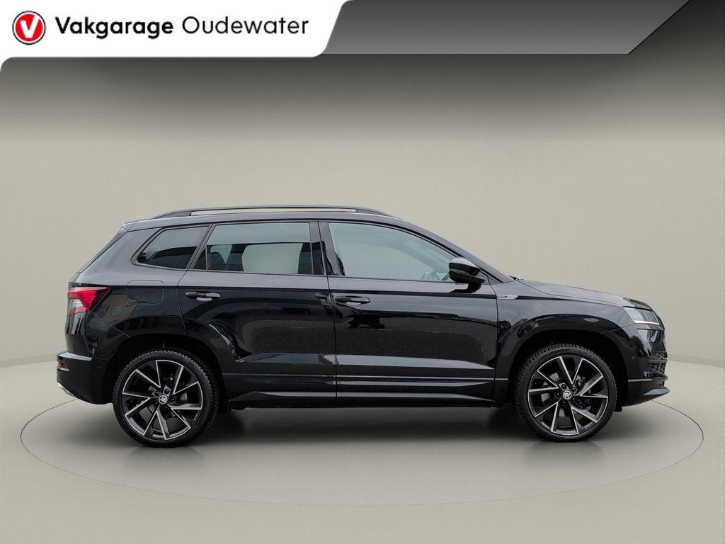 Skoda Karoq 1.5 TSI ACT Sportline Business + Pano + trekhaak, Stof, Euro 6, 4 cilinders, Zwart