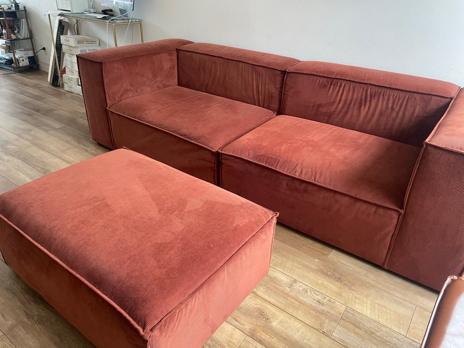 Moderne ribstof bank met poef - Nous Living, Huis en Inrichting, Banken | Bankstellen, Ophalen, Gebruikt, Driepersoons, 75 tot 100 cm