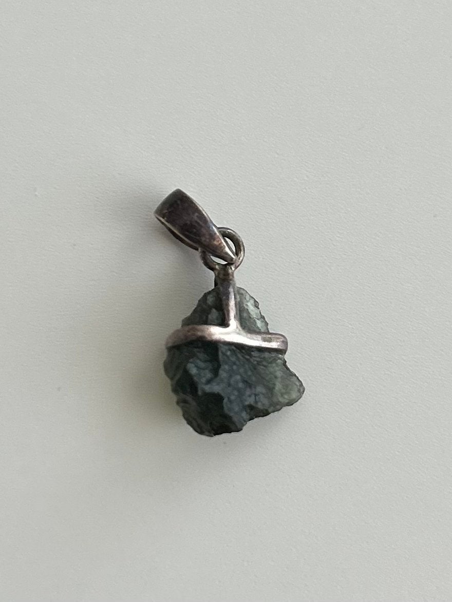 Mooie Moldaviet hanger zilver ruw - Moldavite raw hanger, Ophalen of Verzenden, Gebruikt