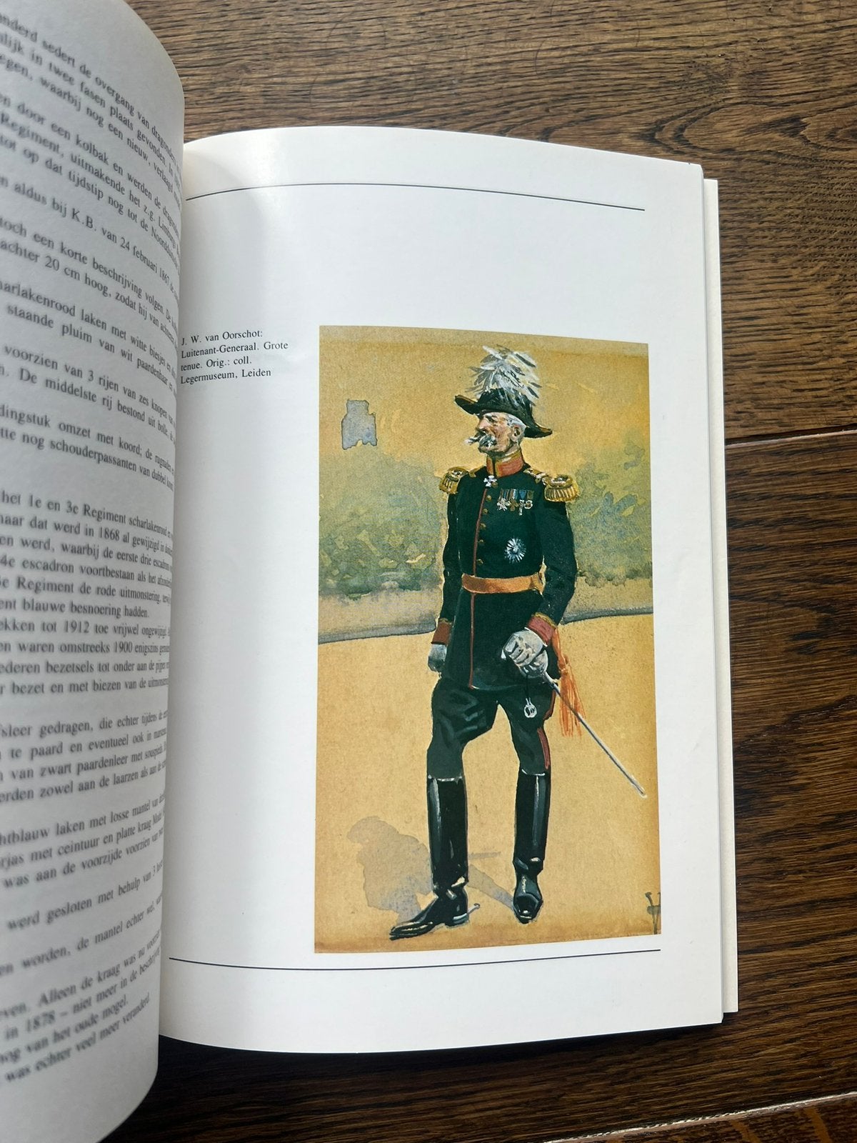 Naslagwerk oa Nederlandse uniformen 1900 ceremonieel, Verzenden, Nederland, Boek of Tijdschrift