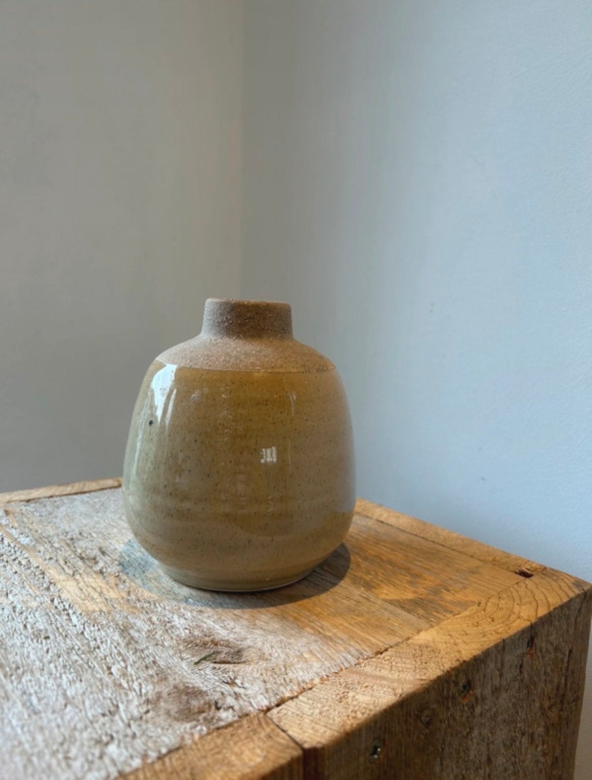 Klein aardewerk vaasje, mosterdgeel en groen gemêleerd, Ophalen of Verzenden