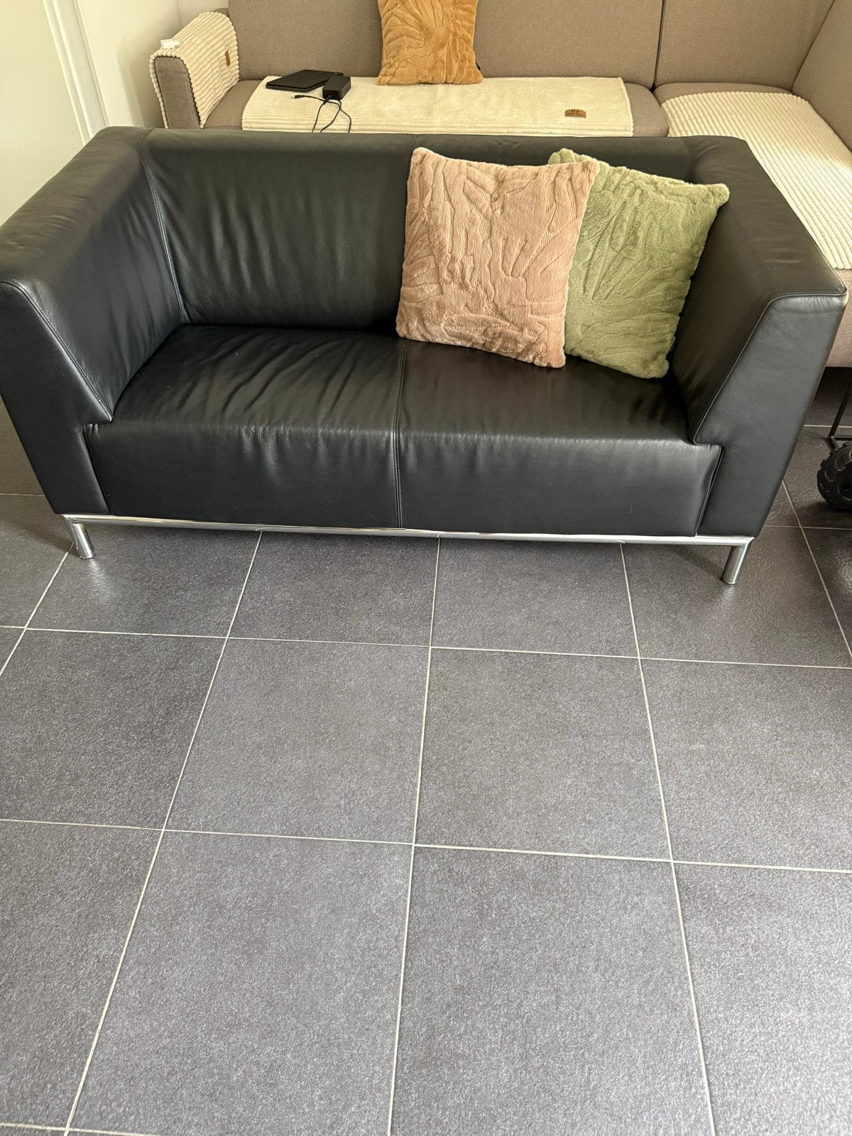 Zwarte Montel 2-zitsbank - Perfect voor kleine ruimtes, Huis en Inrichting, 150 tot 200 cm, Tweepersoons, Ophalen of Verzenden