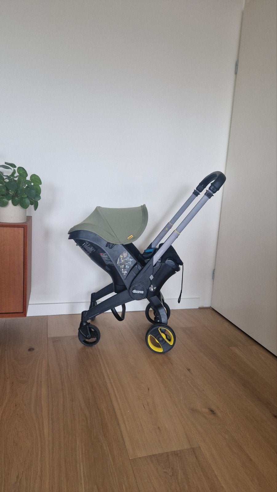 Doona autostoel/kinderwagen met zonnescherm en regenscherm, Ophalen of Verzenden, Gebruikt, Autogordel