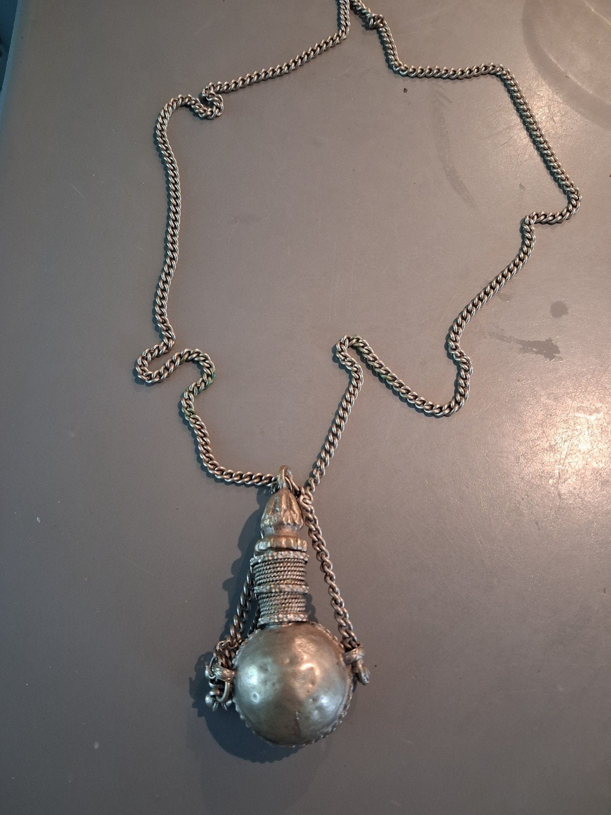 vintage parfumfles aan ketting,60er jaren India, Ophalen of Verzenden, Zo goed als nieuw, Zilver, Zilver
