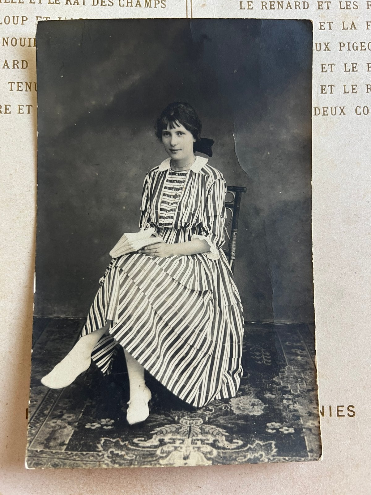 Foto - dame in gestreepte jurk (VD), Gebruikt, Foto, Ophalen of Verzenden, Voor 1940