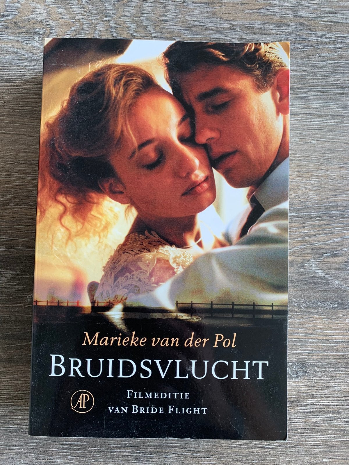 Bruidsvlucht - Marieke van der Pol, Ophalen of Verzenden, Zo goed als nieuw