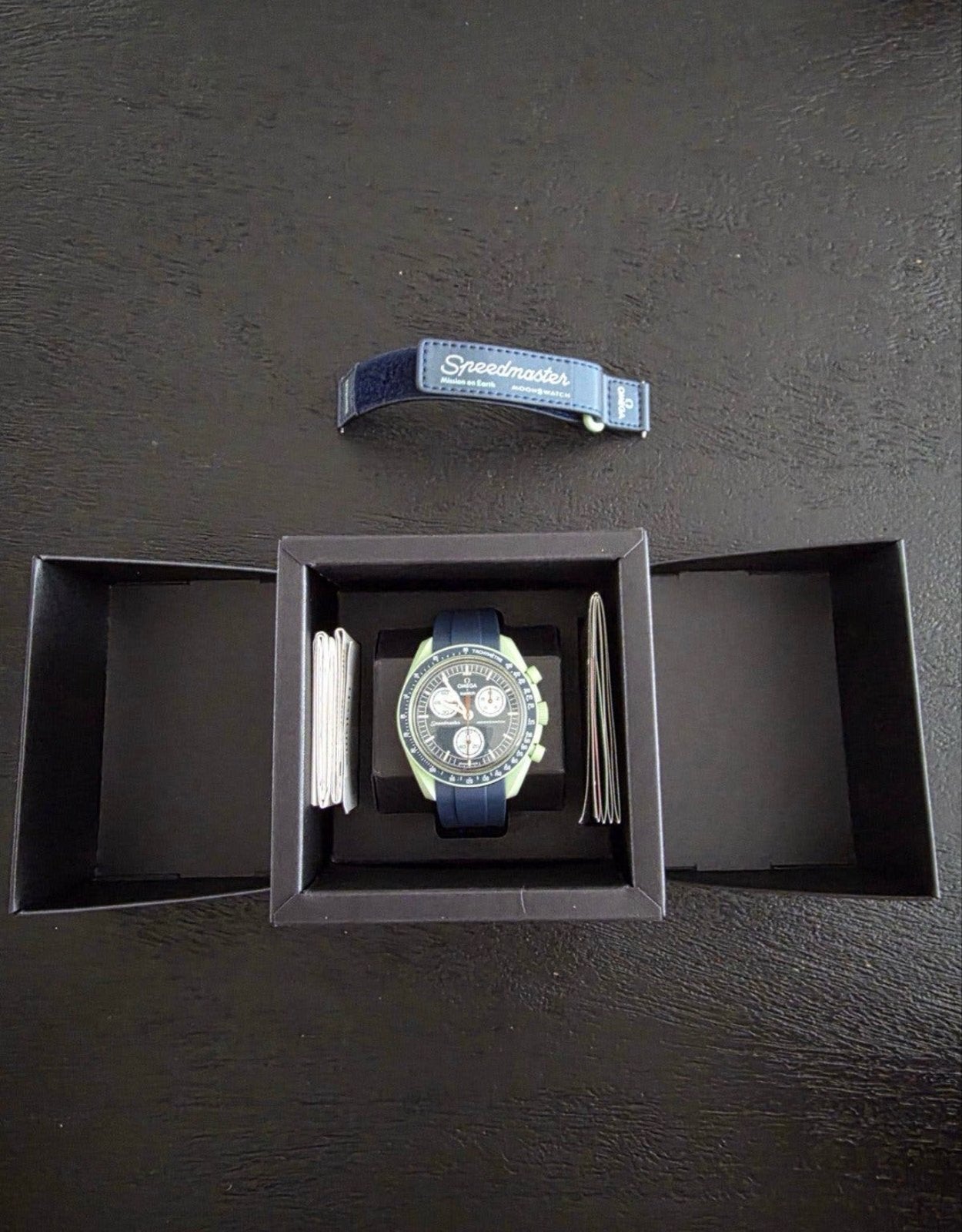 Omega Swatch Moonswatch Mission to Earth, Sieraden, Tassen en Uiterlijk, Horloges | Heren, Overige materialen, Polshorloge, Nieuw