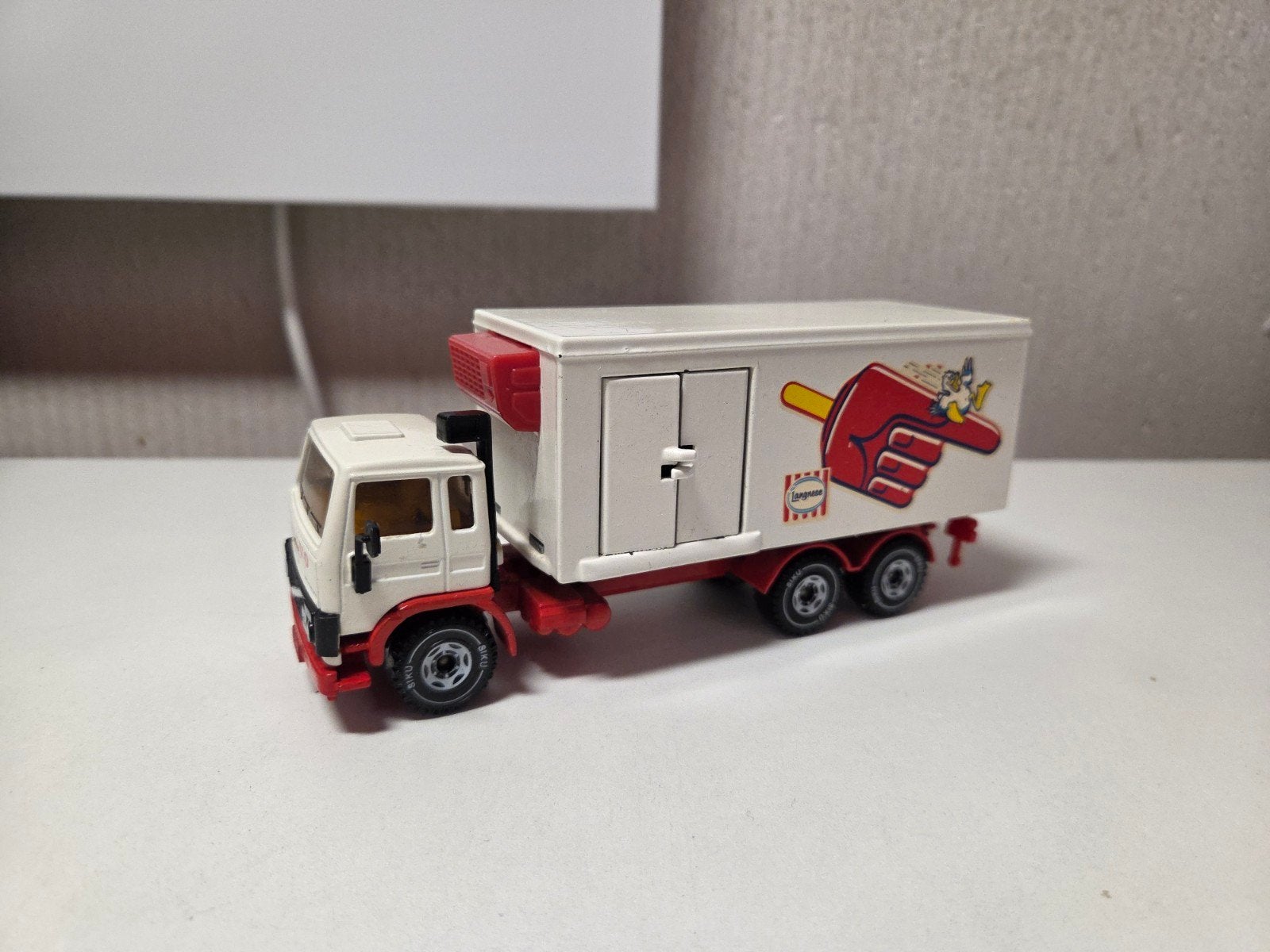 Siku Volvo F7 koelwagen Langnese ijs, Hobby en Vrije tijd, Ophalen of Verzenden, Zo goed als nieuw, Auto