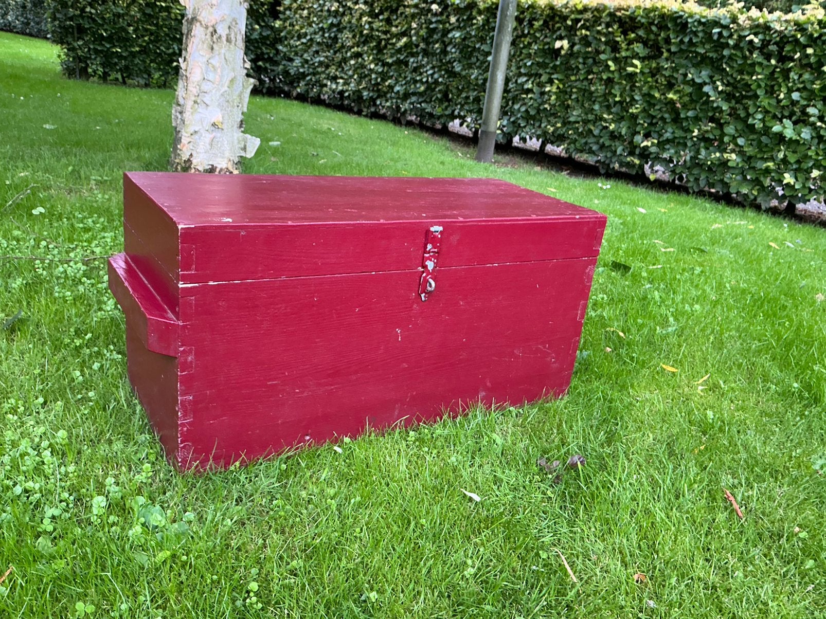 Oude bordeaurode decoratieve houten kist, Ophalen