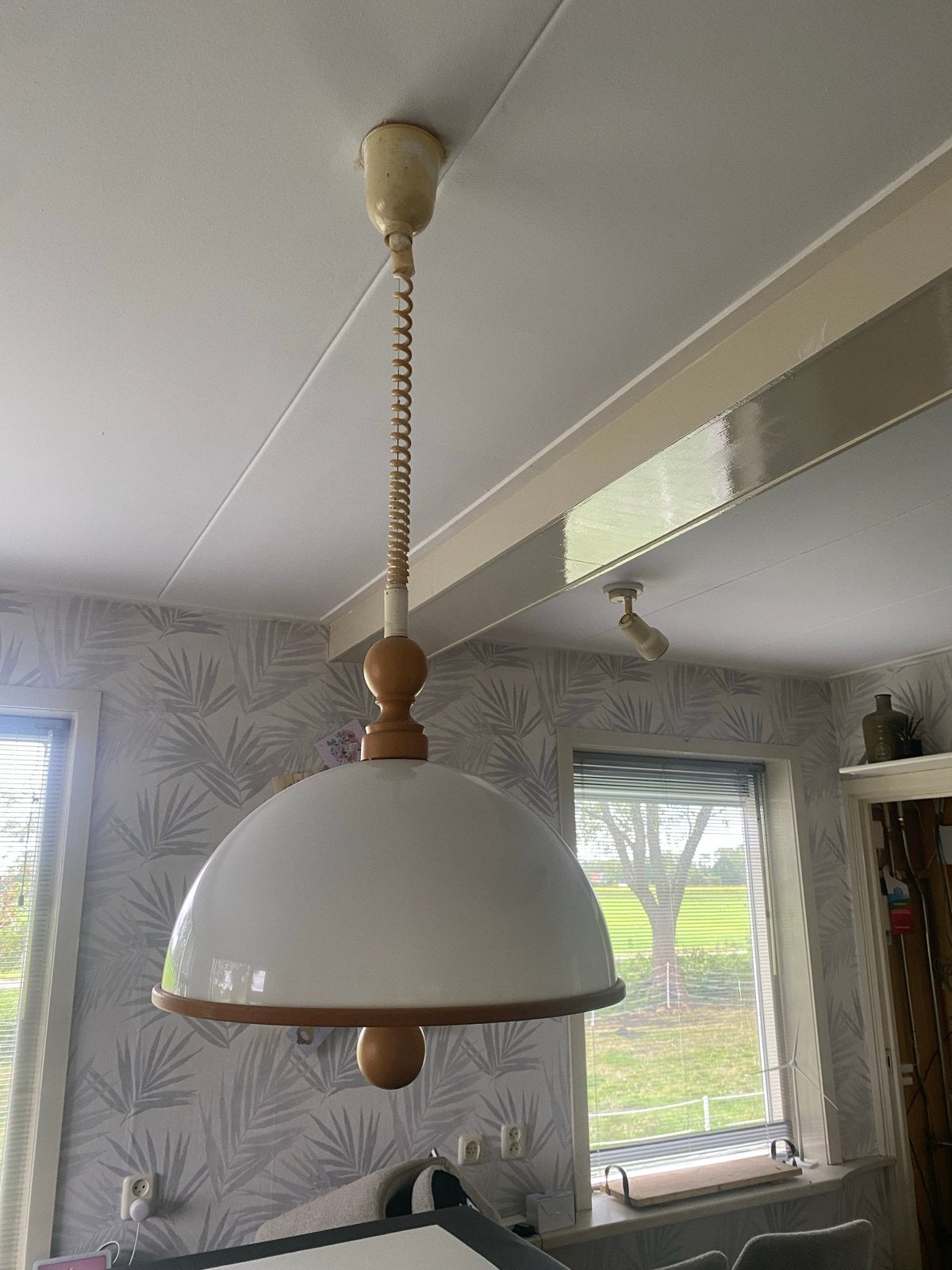 Vintage hanglamp met houten details en glazen kap, Ophalen of Verzenden, Gebruikt, Glas, E27 (groot)