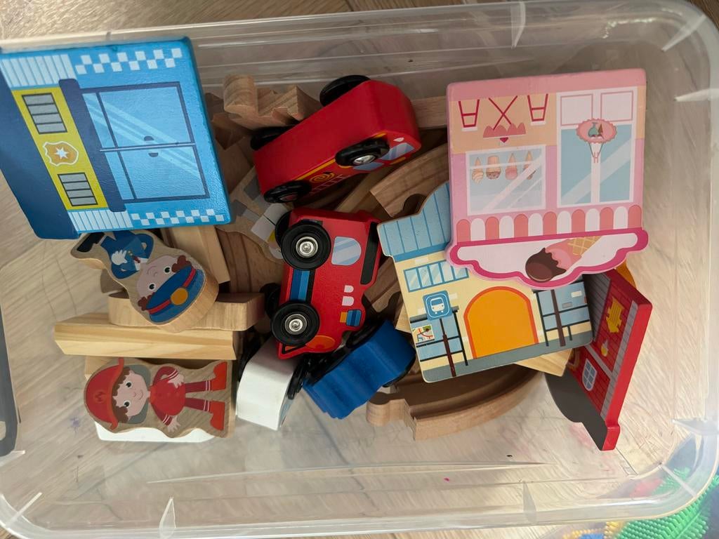Houten treinbaan set met politie, brandweer, winkel en stati, Kinderen en Baby's, Speelgoed | Houten speelgoed, Ophalen of Verzenden