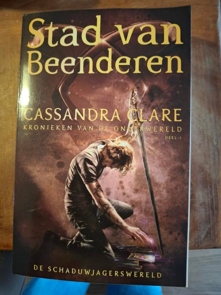 Stad van Beenderen - Cassandra Clare (Deel 1), Ophalen of Verzenden, Zo goed als nieuw, Cassandra Clare, Nederland