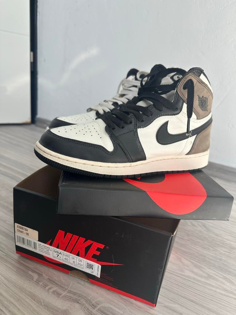 Air Jordan 1 Retro High Dark Mocha, Bruin, Ophalen of Verzenden, Sneakers of Gympen, Zo goed als nieuw