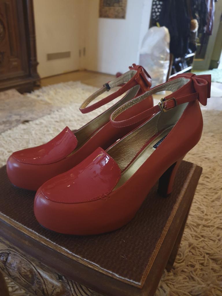 Rode nieuwe pumps top vintage lola ramona leer en lak 40, Kleding | Dames, Schoenen, Zo goed als nieuw, Pumps, Rood, Ophalen of Verzenden