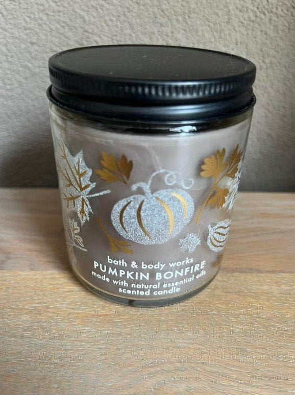 Bath & Body Works Pumpkin Bonfire kaars, Nieuw, Ophalen of Verzenden, Glas, Grijs