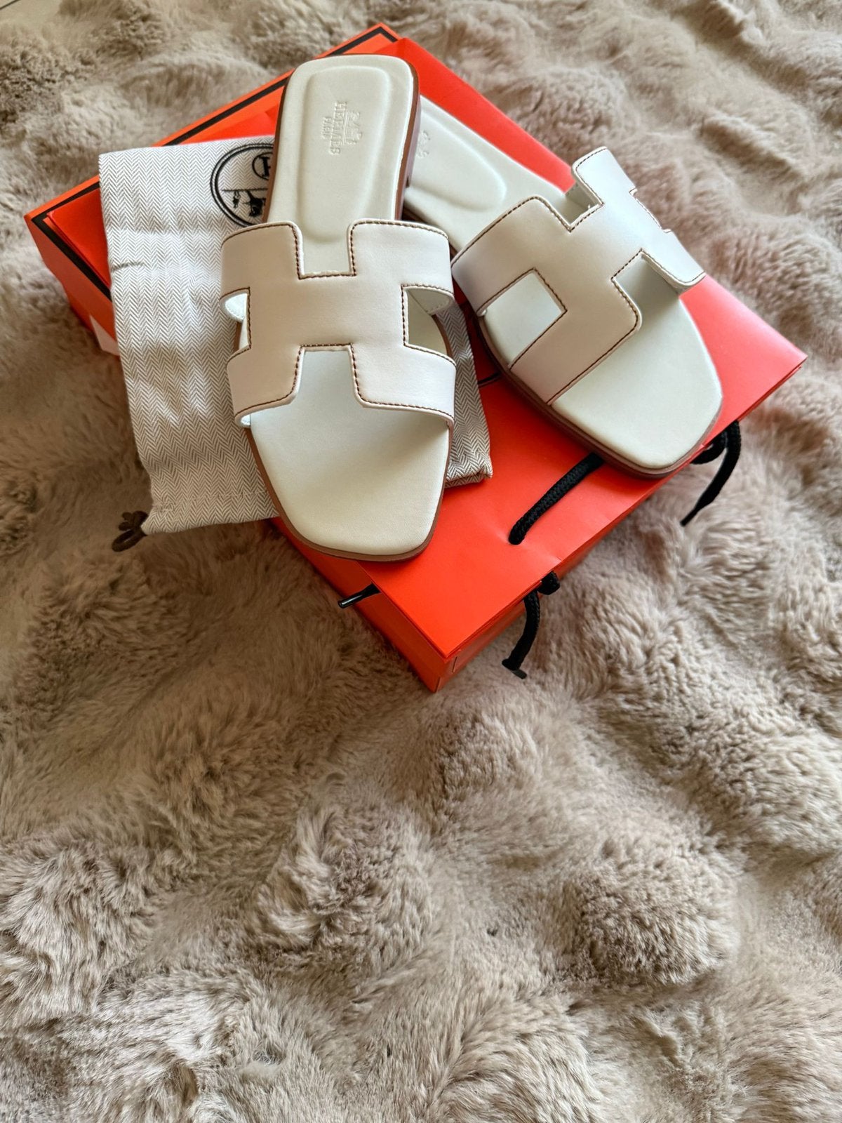 Hermes slippers, Kleding | Dames, Ophalen of Verzenden, Nieuw, Wit