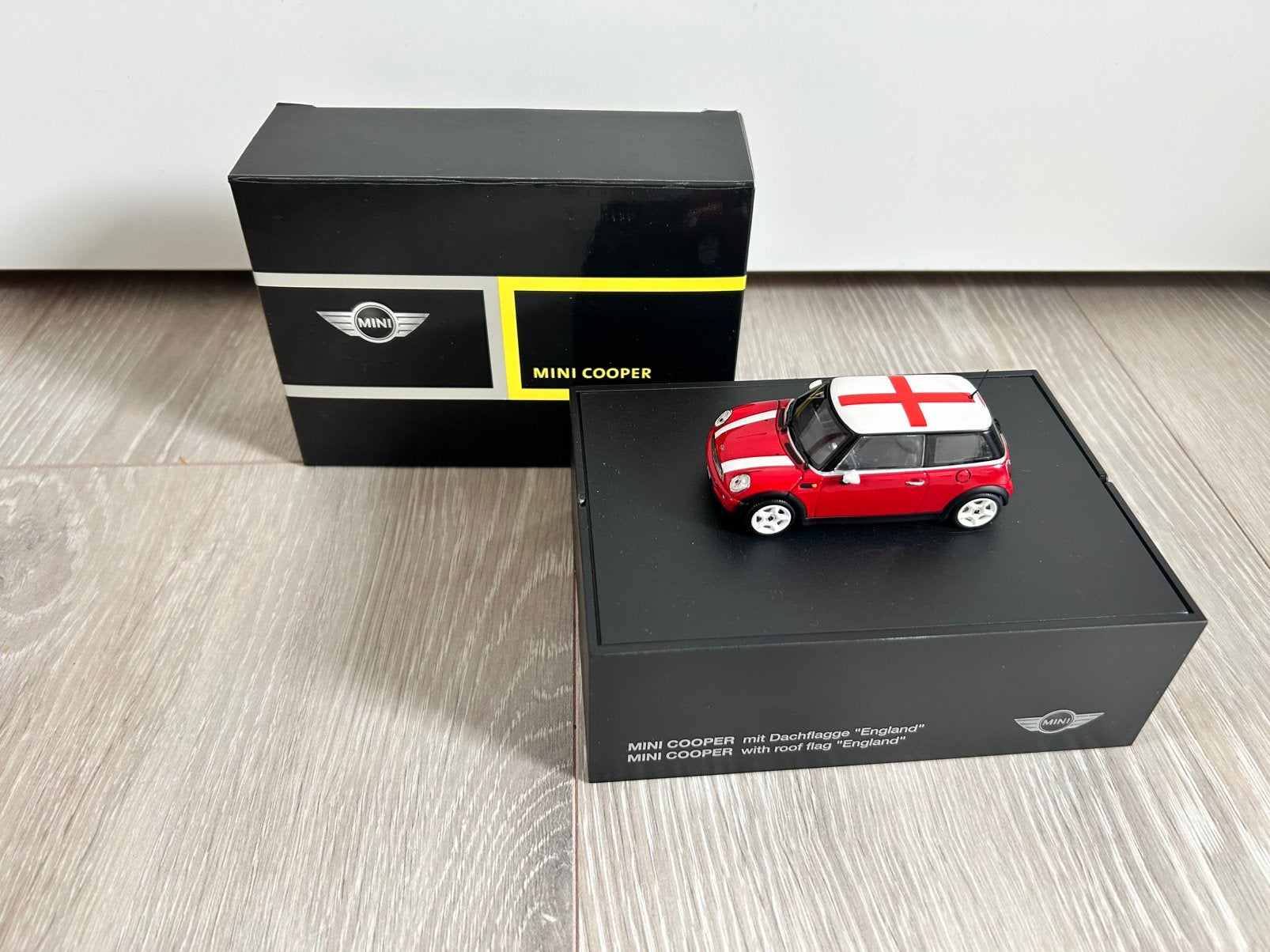 1:43 Minichamps Mini Cooper With Roof Flaf “england” in Box, Ophalen of Verzenden, Nieuw, Auto, MiniChamps