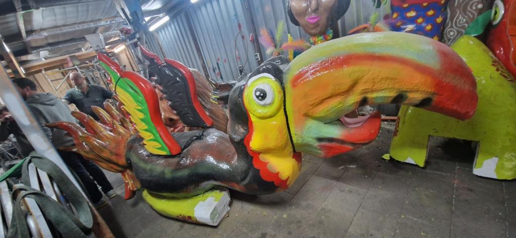 Carnavalsdecoratie: Diverse Grote Beelden en Hoofden, Ophalen, Gebruikt, Versiering, Carnaval