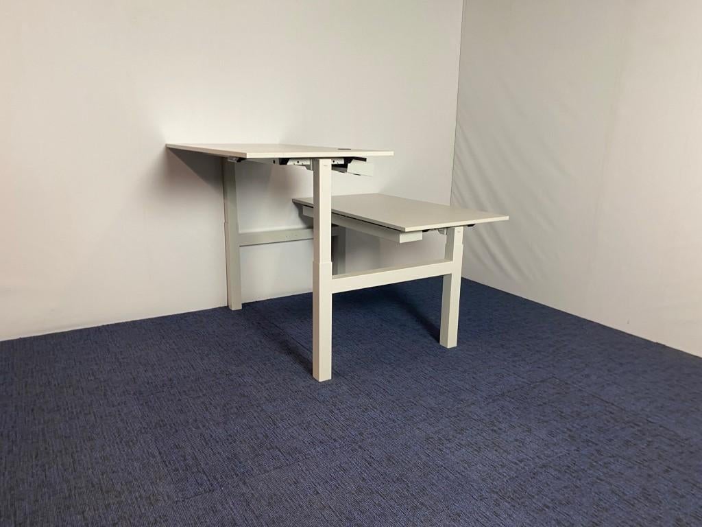 Bench zit/sta bureau Gispen (elektrisch) - 140 x 170 cm., Huis en Inrichting, Bureaus, Ophalen, In hoogte verstelbaar, Gebruikt