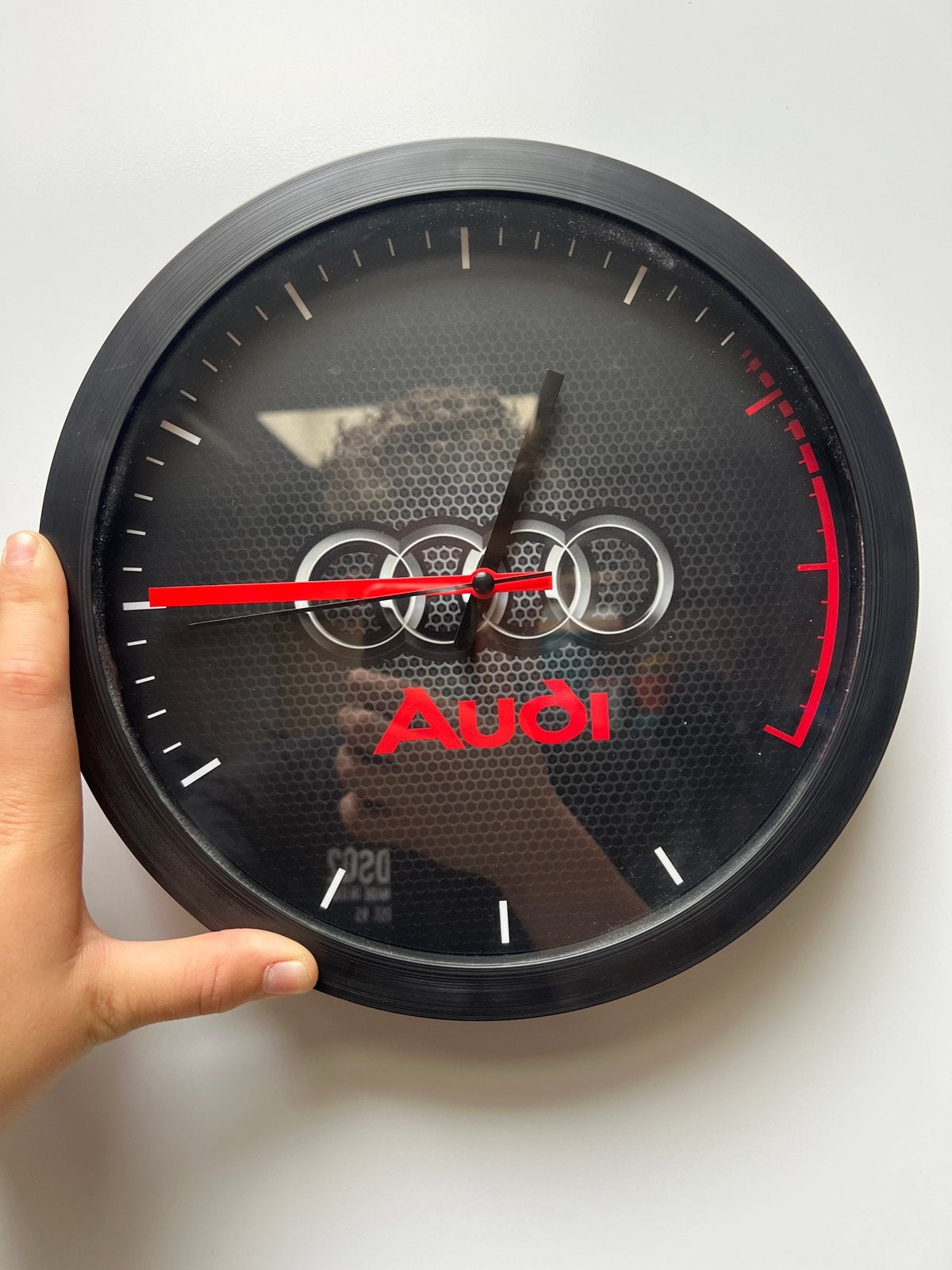 Audi wandklok - Zwart met rode accenten, Analoog, Werkt op batterijen, Ophalen of Verzenden, Overige merken