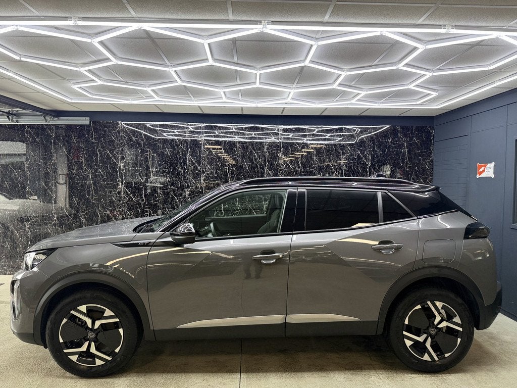 Peugeot 2008 1.2 Hybrid 145 GT (bj 2025, automaat), 1272 kg, Zwart, 1199 cc, Leder en Stof