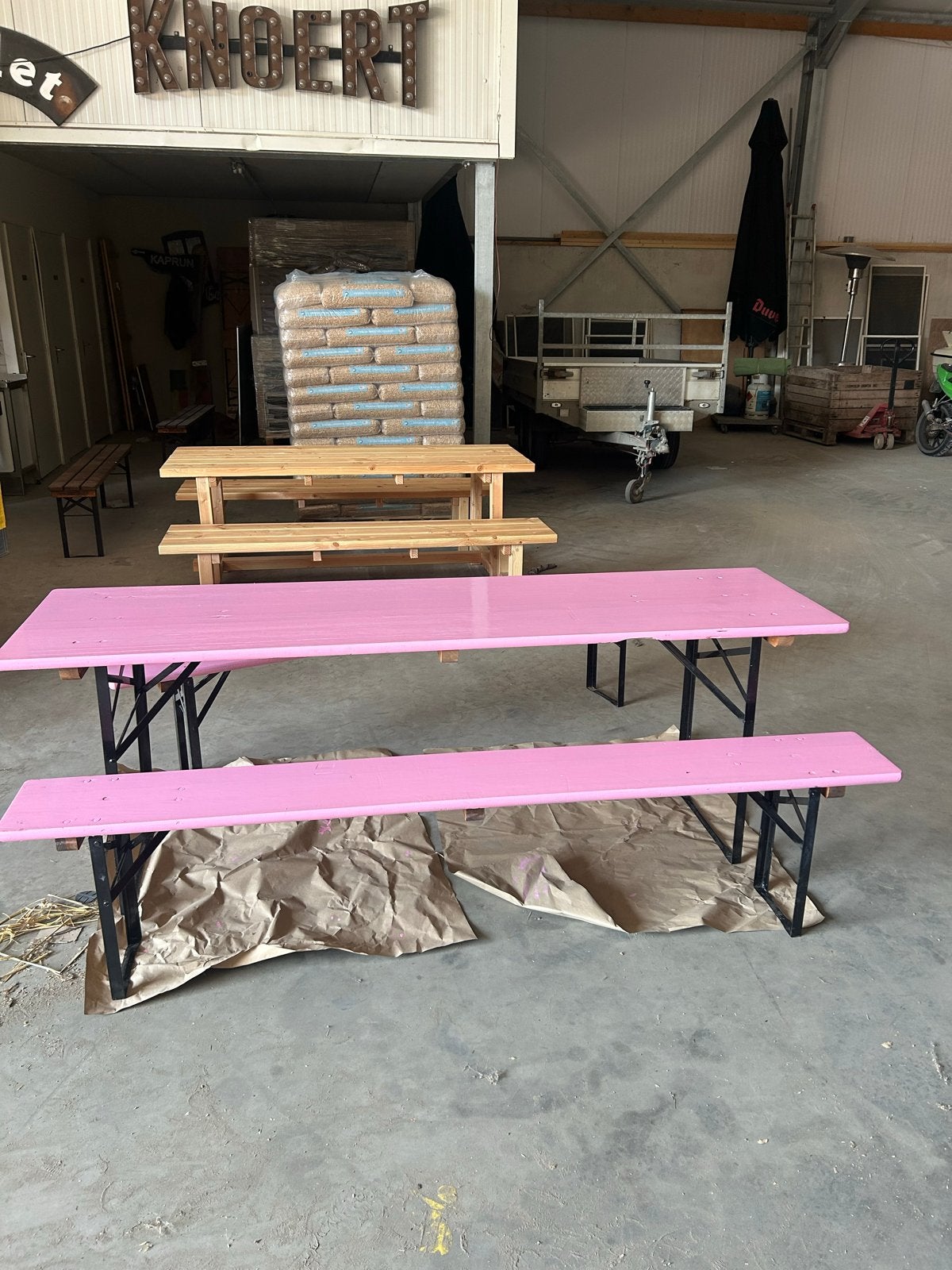 Roze inklapbare biertafel met 2 banken, Hobby en Vrije tijd, Ophalen, Gebruikt