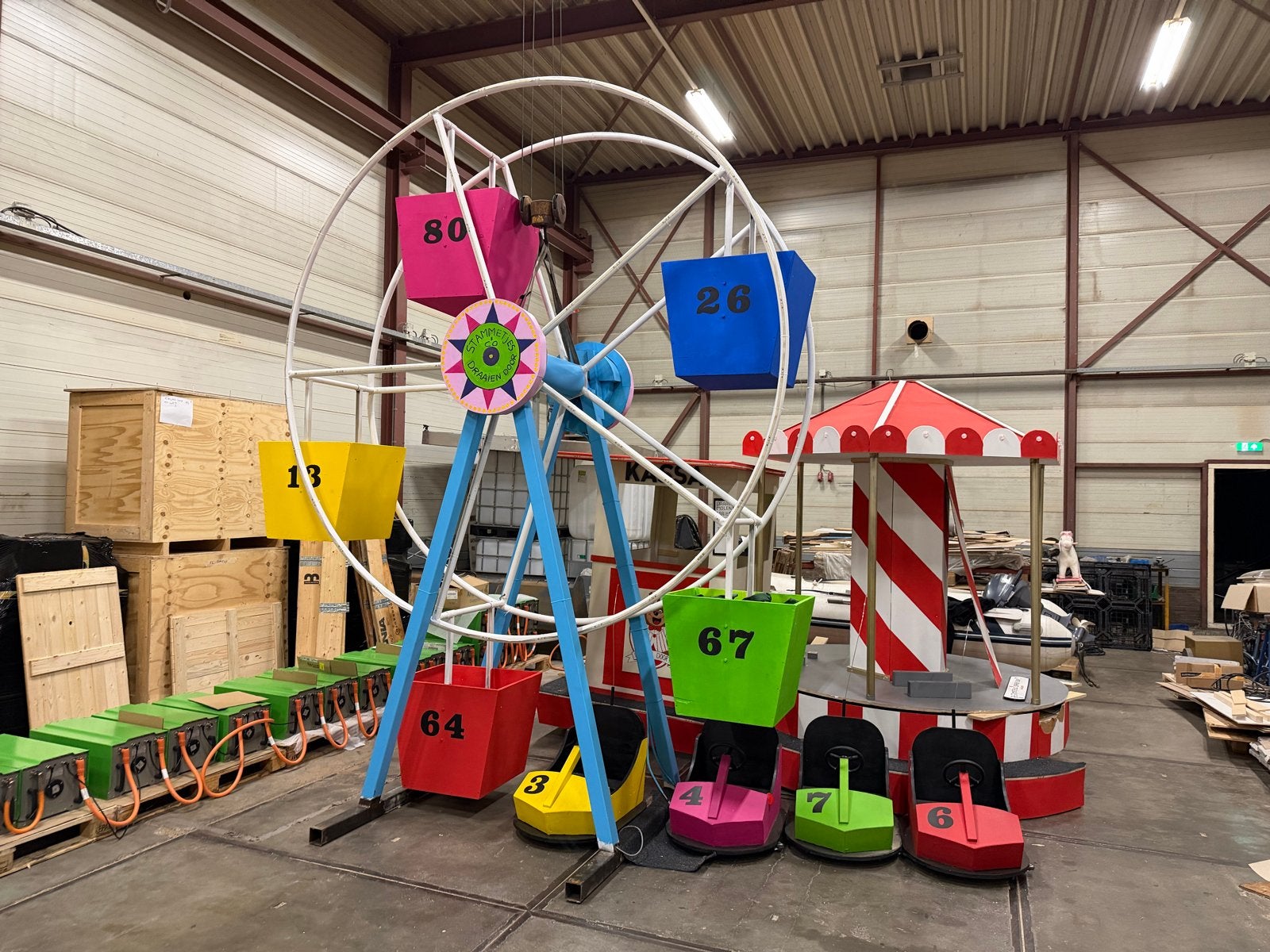 Praalwagen onderdelen – reuzenrad, draaimolen & botsauto’s, Ophalen, Zo goed als nieuw, Carnaval