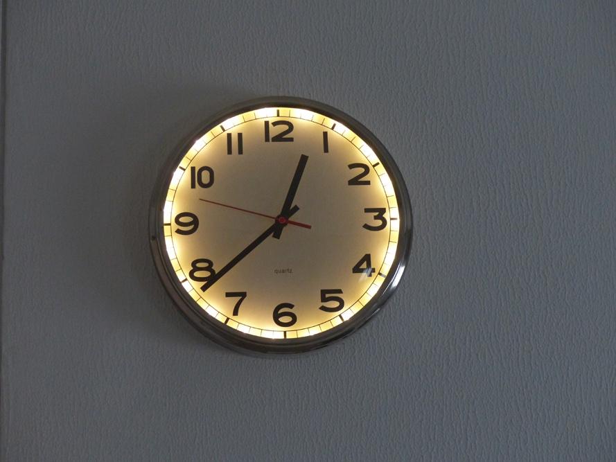 Ikea klok met licht erin, +- 30 cm. NIEUW. Geheel metaal., Huis en Inrichting, Woonaccessoires | Klokken, Ophalen of Verzenden