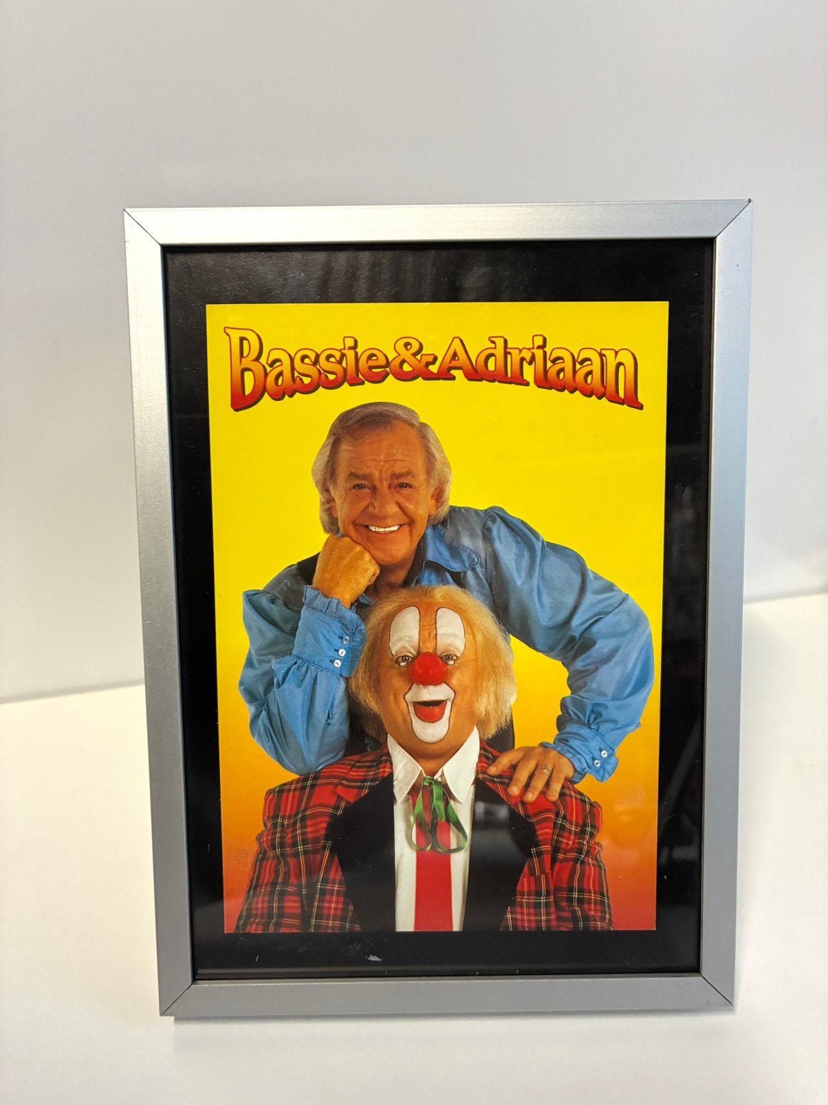 Bassie en Adriaan kaart ingelijst, Verzamelen, Ophalen of Verzenden, Zo goed als nieuw, Tv, Foto of Kaart