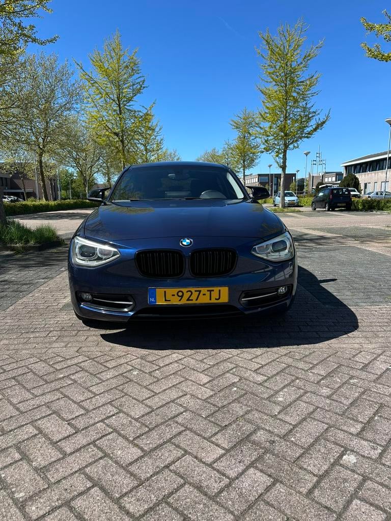 Bomvolle BMW 1-Serie 116I 100KW 5DR Aut8 2012 Blauw, Auto's, BMW, Zwart, 4 cilinders, Blauw, Multifunctioneel stuurwiel