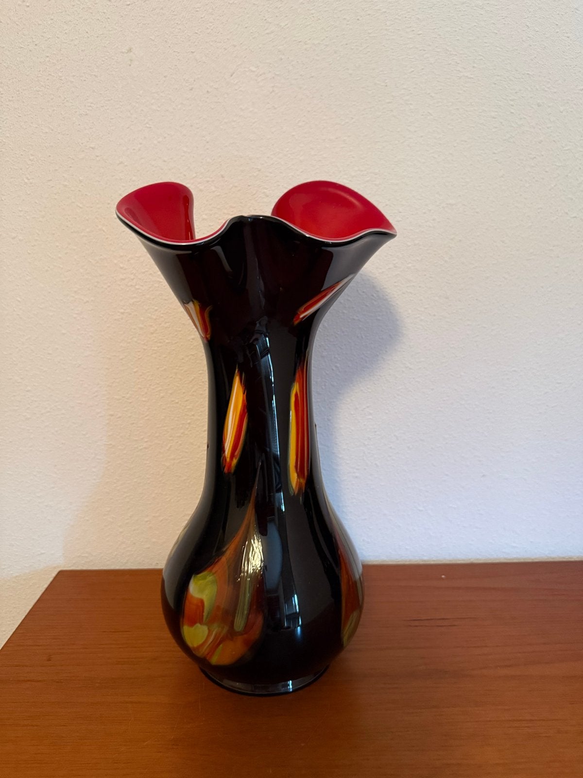 Vintage Murano stijl vaas, zwart met rode en gele accenten, Ophalen