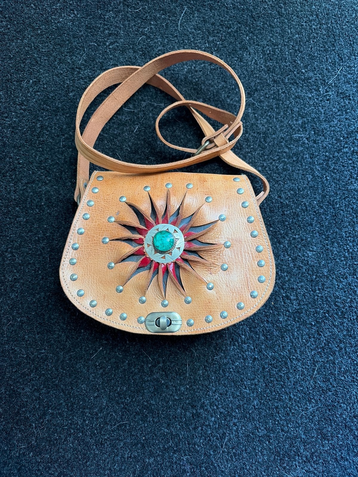 Vintage Leren Schoudertasje met Turquoise Steen, Sieraden, Tassen en Uiterlijk, Ophalen of Verzenden, Gebruikt, Bruin, Schoudertasje