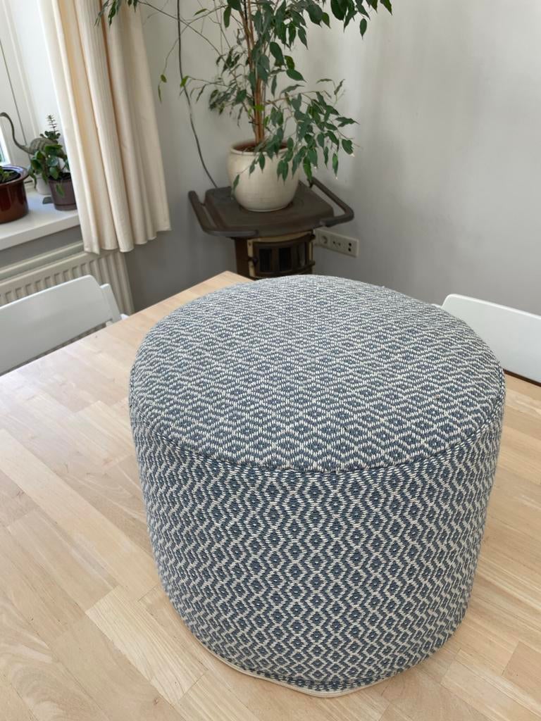 Zo goed als nieuwe poef in blauw/offwhite met afritsbare ove, Minder dan 50 cm, Rond, Minder dan 50 cm, Ophalen of Verzenden