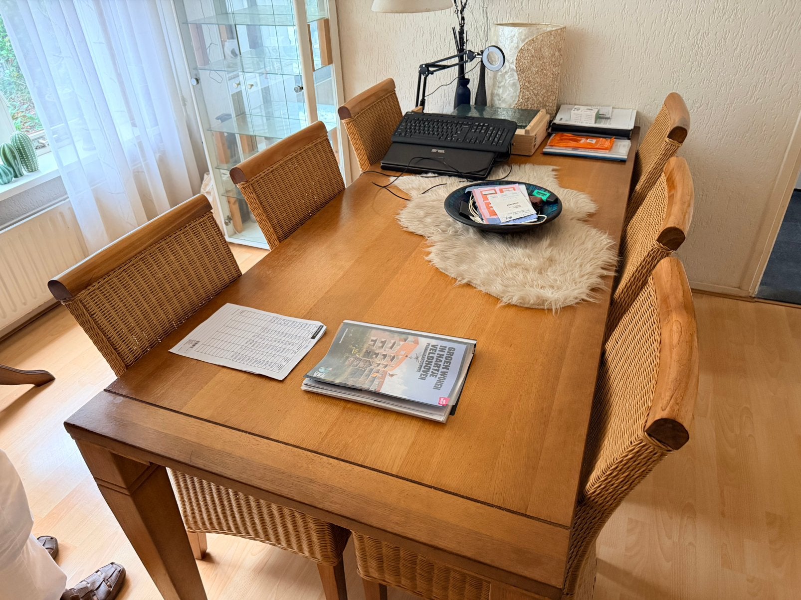 Licht eiken eetkamer tafel en dressoir E 300,-, Ophalen