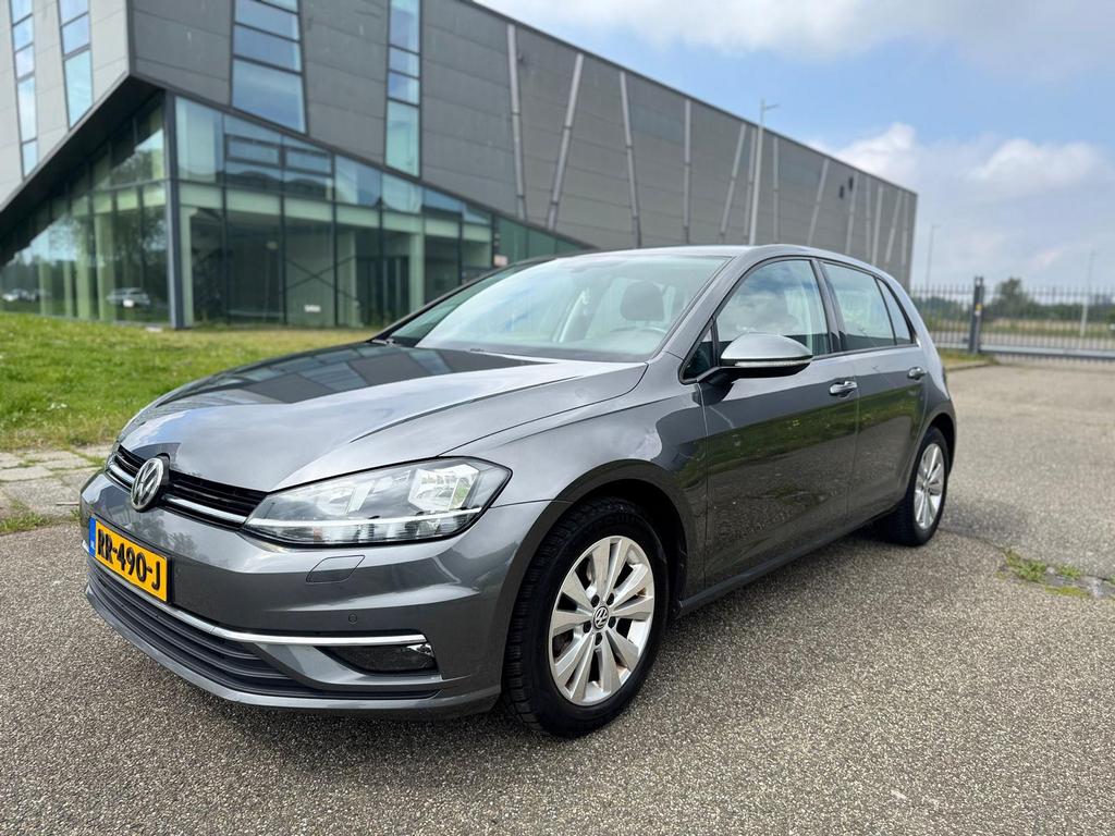 Volkswagen Golf 7.5   1.0 TSI 110pk 5D 2017 Grijs, Stof, Zwart, Handgeschakeld, 3 cilinders