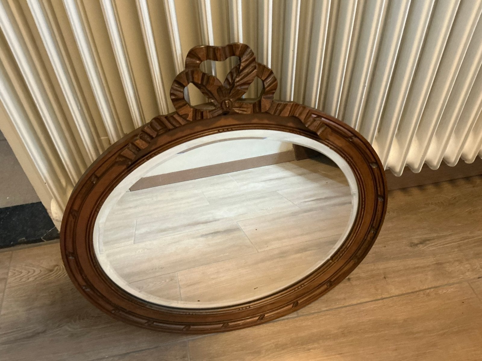 Antieke ovale spiegel met sierlijke houten lijst, Ophalen, Ovaal, 50 tot 100 cm, Minder dan 100 cm