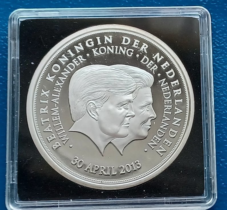 Koning Willem-Alexander & Koningin Beatrix - Ons Vorstenhuis, Postzegels en Munten, Penningen en Medailles, Verzenden, Overige materialen